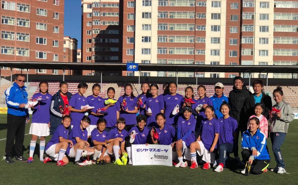 モンゴル16歳以下女子代表チームへのスパイク寄贈